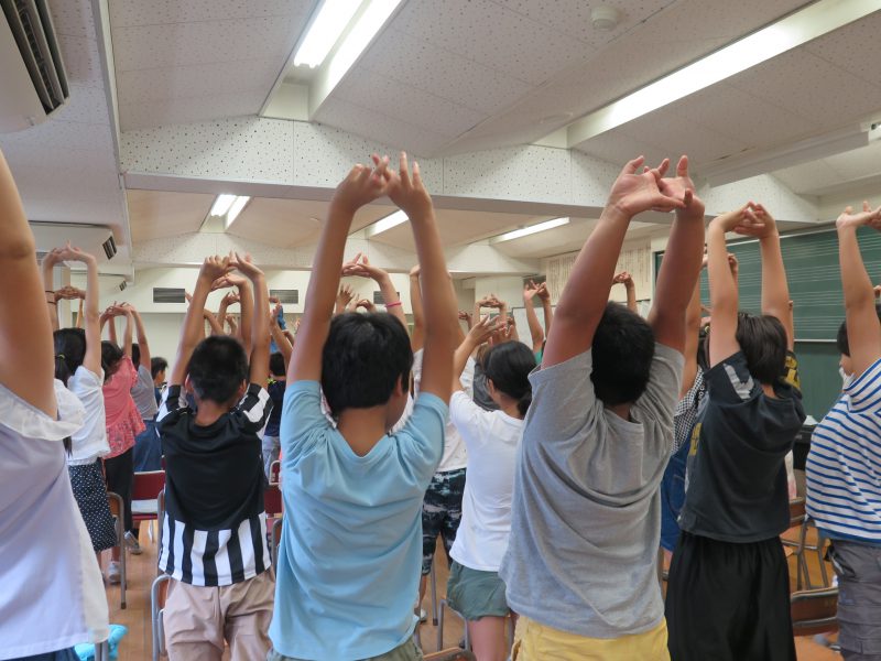 背伸びをしている様子